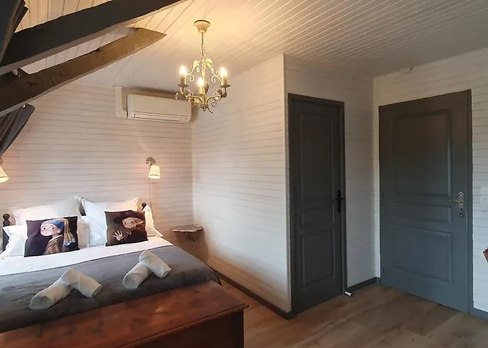 Chateau D'espalungue, Piscine Et *